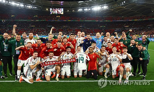 헝가리 축구협회가 24일(한국시간) 공식 사회관계망서비스(SNS)를 통해 스코틀랜드전 도중 쓰러져 실려 나간 버르거가 수술을 받고 의식을 회복했다고 전했다. 헝가리는 이날 독일 슈투트가르트에 있는 슈투트가르트 아레나에서 열린 스코틀랜드와의 유럽축구연맹(UEFA) 유로 2024 A조 최종전에서 후반 추가시간 극장 골로 1-0 승리를 거뒀다. 연합뉴스