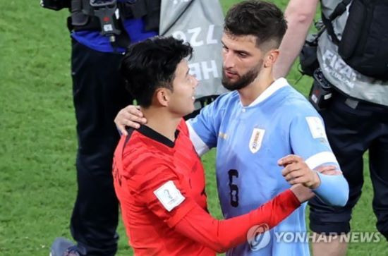 우루과이 미드필더 로드리고 벤탄쿠르는 최근 클럽 동료이자 주장 손흥민과 그의 조국 대한민국 사람들을 인종차별해 도마 위에 올랐다. 이후 토트넘 홋스퍼는 사태 해결에 소극적인 모습을 보이면서 한국 팬들의 빈축을 사고 있다. 연합뉴스