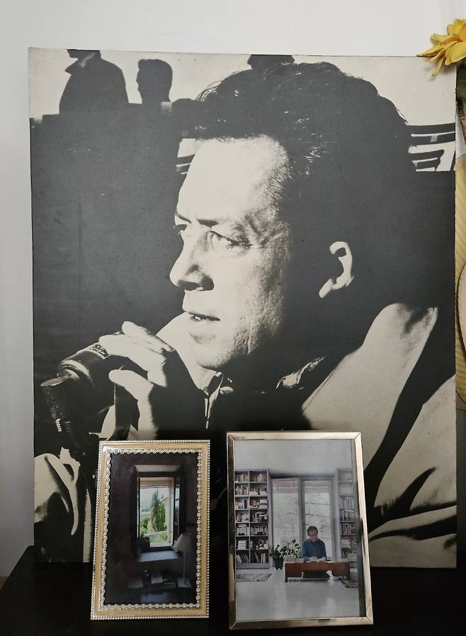 김화영 교수 자택의 알베르 카뮈  (서울=연합뉴스) 김용래 기자 = 불문학자 김화영 고려대 명예교수 자택 서재에 있는 알베르 카뮈 사진. 아래 왼쪽 액자는 카뮈가 생전에 살았고 현재 딸이 살고 있는 프랑스 남부 루르마랭의 카뮈 자택이다. 카뮈가 생전에 썼던 방과 풍경을 바라봤던 창을 김 명예교수가 방문했을 당시 찍었다.