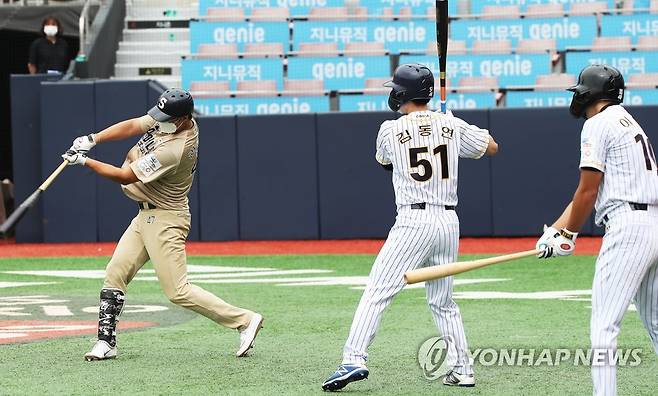 2022 KBO 신인 드래프트 트라이 아웃 (수원=연합뉴스) 홍기원 기자 = 30일 경기도 수원케이티위즈파크에서 열린 '2022 KBO 신인 드래프트 트라이 아웃'에서 참가 선수들이 스윙 연습을 하고 있다. 2021.8.30 xanadu@yna.co.kr