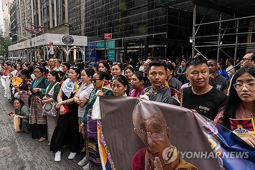 뉴욕에 도착한 달라이 라마를 환영하기 위해 모인 인파 [AFP=연합뉴스 자료사진. 재판매 및 DB금지]