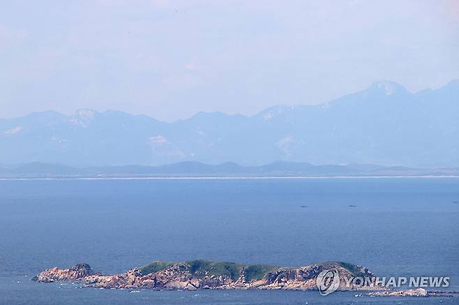 나흘째 GPS 전파 교란…연평도서 본 북한 (인천=연합뉴스) 북한이 나흘째 서해 북방한계선(NLL) 이북에서 남쪽을 향해 위성항법장치(GPS) 전파 교란 공격을 한 1일 인천시 옹진군 연평도에서 본 북한 모습. 2024.6.1 [인천시 옹진군 제공. 재판매 및 DB 금지] son@yna.co.kr