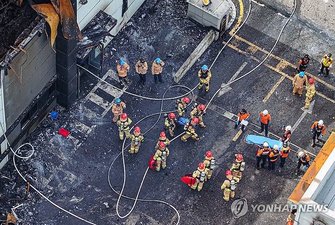 화성 일차전지 제조 업체 화재 현장 (화성=연합뉴스) 홍기원 기자 = 24일 경기도 화성시 서신면 소재 일차전지 제조업체 공장 화재 현장에서 소방관들과 구급대원들이 시신을 수습하고 있다. 2024.6.24 [공동취재] xanadu@yna.co.kr