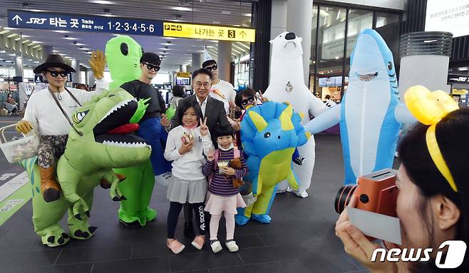 이종국 에스알 대표이사(왼쪽 세 번째)가 어린이 날을 하루 앞둔 4일 서울 강남구 SRT 수서역에서 어린이 고객들과 기념촬영을 하고 있다. 에스알은 이날 어린이 날을 앞두고 직원들이 공룡 등 코스튬 복장으로 간식 패키지를 나눴다. (SR 제공) 2023.5.4/뉴스1