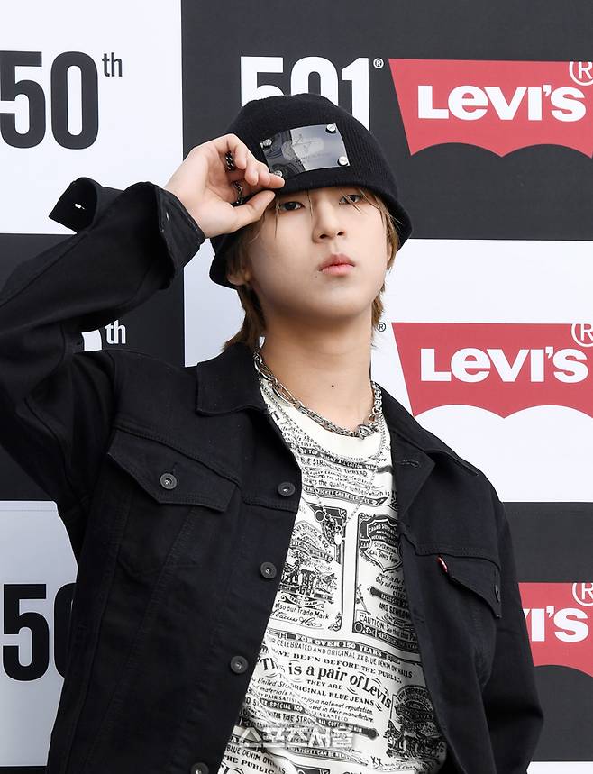 가수 빅나티가 지난달 20일 서울 서초구 서울웨이브 아트센터에서 진행된 리바이스 501 데님 탄생 150주년 기념 포토월 행사에서 취재진을 향해 포즈를 취하고 있다. 박진업기자 upandup@sportsseoul.com