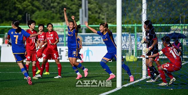 23일 경남 합천군 군민체육공원에서 진행된 ‘2024 스포츠 명품도시 웰니스 합천에서 펼쳐지는 제23회 여왕기 전국여자축구대회’ 중등부 현대청운중과 가정여중의 8강 경기에서 현대청운중 선수들이 골라인을 통과한 공에 기뻐하고 있다. 현대청운중의 골키퍼 차징 반칙으로 골이 되진 않았다. 2024. 6. 23.  합천 | 박진업 기자 upandup@sportsseoul.com