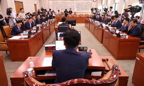 더불어민주당 소속 정청래 위원장이 25일 오전 국회에서 ‘공영방송지배구조 개선법’(방송3법)을 상정해 심의하는 법제사법위원회 전체회의를 진행하고 있다. 연합뉴스