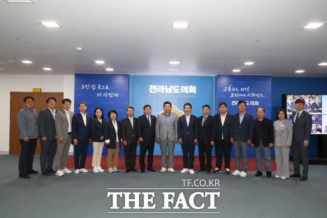 지난해 5월 이칠구 운영위원장이 전라남도의회와 광주광역시의회를 방문해 운영위원들 간 우호 협력을 다지기 위한 간담회를 갖고 기념촬영을 하고 있다./경북도의회