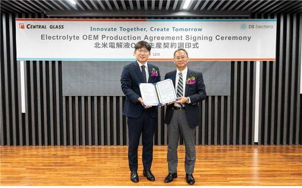 이수완 덕산일렉테라 이수완 회장(왼쪽)과 센트럴글라스의 이치노세 상무 (사진=덕산일렉테라)