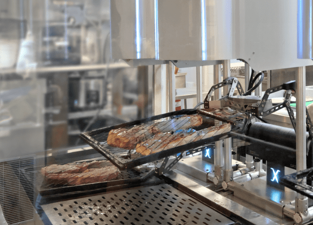 고깃집 주방에서 그릴X가 고기를 굽고 있다. (사진=비욘드허니컴)