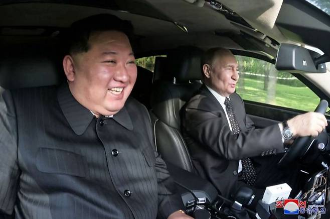 김정은 북한 국무위원장이 푸틴 러시아 대통령과 금수산영빈관 정원구역에서 시간을 함께 보내며 친교를 다졌다고 조선중앙통신이 20일 보도했다. 푸틴 대통령이 김 위원장에게 선물한 아우루스 차를 서로 번갈아 몰며 영빈관 구내를 달렸다. 김 위원장은 승용차의 성능을 높이 평가하며 사의를 표했다고 전했다. [이미지출처=연합뉴스]