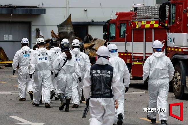 25일 경기 화성시 일차전지 제조 공장 화재 현장에서 국립과학수사연구원 관계자들이 현장감식을 하고 있다. 사진=강진형 기자aymsdream@