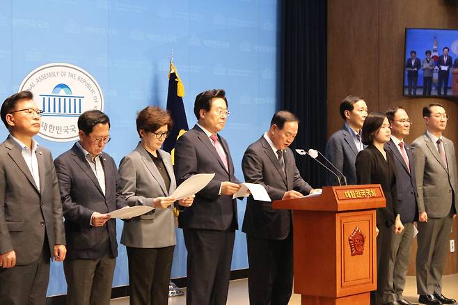 2024년 6월 24일 오후 국회의사당 소통관에서 국민의힘 외교안보특별위원회가 기자회견을 열어 정청래 법제사법위원장 등 더불어민주당 소속 법사위원을 향한 비판 기자회견을 열고 있다. 이날 기자회견에는 한기호, 이양수, 유용원 위원 등이 참석했다. /한기호 의원실