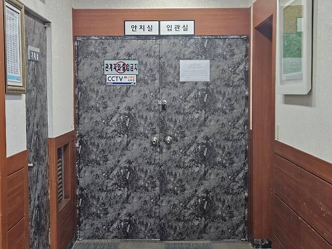 경기 화성 화재 사망자 시신 4구가 안치돼있는 화성중앙종합병원 장례식장 안치실 앞 /강우석 기자