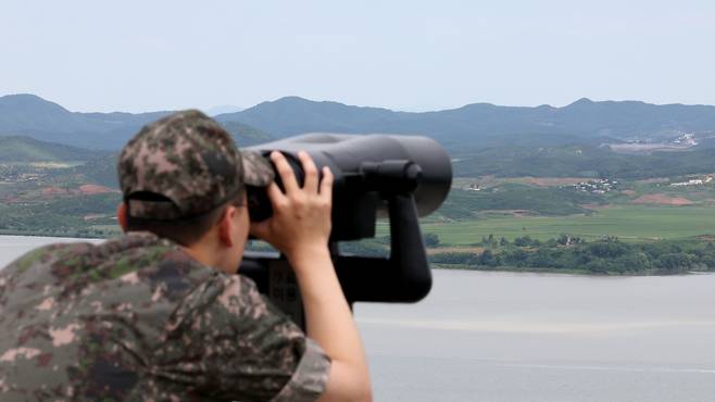 6·25전쟁일인 25일 오전 경기 파주시 오두산전망대를 찾은 군 장병이 북한 땅을 살펴보고 있다. /뉴스1 제공