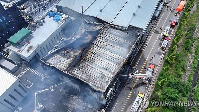 24일 경기도 화성시 서신면 소재 일차전지 제조 업체에서 화재가 발생해 소방관들이 진화작업을 하고 있다. ⓒ연합뉴스