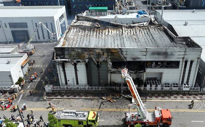 경기도 화성시 서신면 소재 일차전지 제조업체 공장 화재 현장.ⓒ연합뉴스