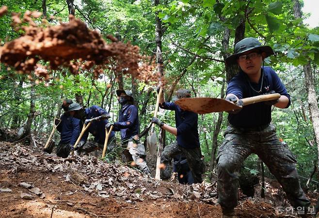 9사단 장병들이 유해 발굴 작전 지역에서 흙을 퍼내고 있다. 파주=박형기 기자 oneshot@donga.com