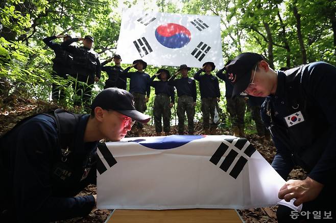 유해발굴감식단과 9사단 장병들이 관포의식 연습하며 경례하고 있다. 파주=박형기 기자 oneshot@donga.com