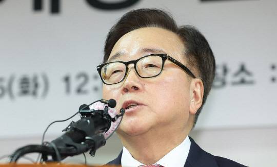 이동근 경총 상근부회장이 25일 서울 마포구 경총회관에서 연 '노조법 개정안 반대 긴급 기자회견'에서 모두발언을 하고 있다. 연합뉴스 제공.