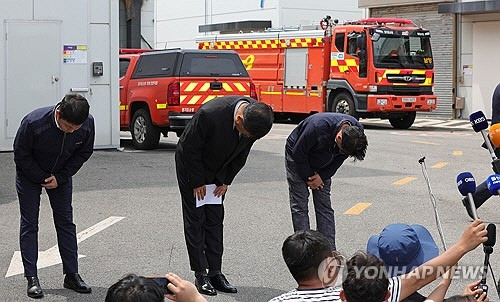 25일 경기도 화성시 서신면 리튬전지 공장 화재 현장에서 박순관 에스코넥 대표가 허리 숙여 사과하고 있다. 지난 24일 오전 10시 31분 화성시 서신면 전곡리 소재 일차전지 업체인 아리셀 공장에서 화재가 발생해 다수의 사상자가 발생했다. [사진공동취재단, 화성=연합뉴스]