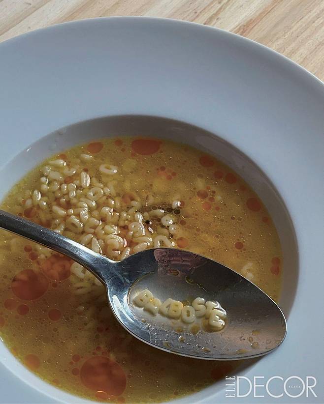 파리 르 봉 마르셰 백화점에 설치된 장 줄리앙 전시 오프닝 디너를 위한 알파벳 파스타.