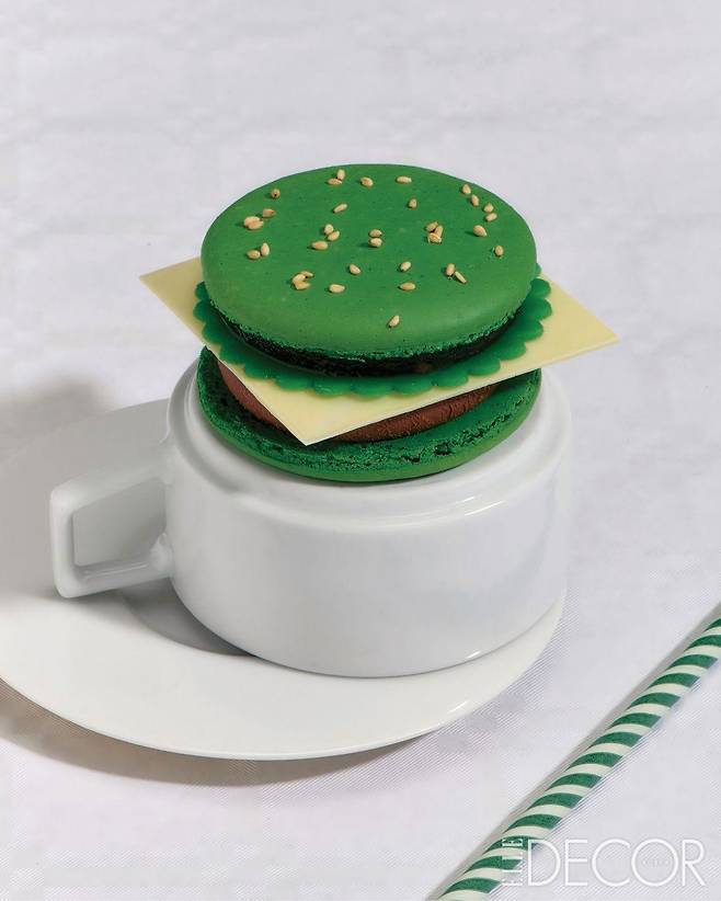 프랑스 브랜드 루이 비통과 미국인 퍼렐의 만남을 재해석해 마카롱으로 햄버거를 형상화했다.