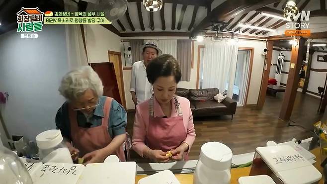 아줌마 메뉴 바꿔도 돼죠? 된장찌개랑 제육 말고 물냉면 2개로 바꿔주세요