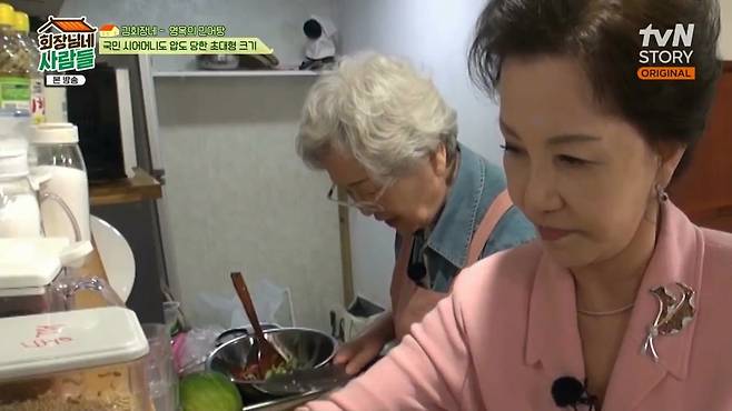아줌마 메뉴 바꿔도 돼죠? 된장찌개랑 제육 말고 물냉면 2개로 바꿔주세요