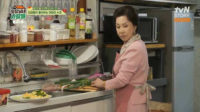 아줌마 메뉴 바꿔도 돼죠? 된장찌개랑 제육 말고 물냉면 2개로 바꿔주세요
