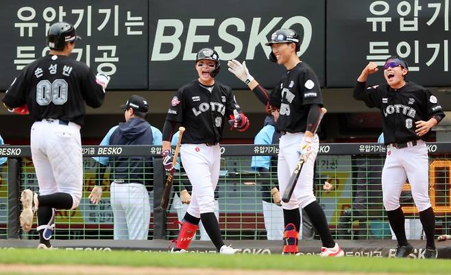 광주기아챔피언스필드에서 열린 프로야구 롯데 자이언츠와 KIA 타이거즈의 경기. 롯데 손성빈이 5회초에 KIA 양현종의 상대로 솔로홈런을 때리고 홈인하며 윤동희, 박승욱, 황성빈의 환영을 받고 있다 / 사진 = 연합뉴스