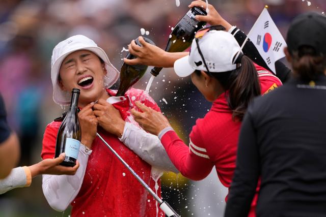 양희영이 24일 미국 워싱턴주 서매미시 사할리 컨트리클럽에서 열린 미국 여자프로골프(LPGA) KPMG 여자 PGA 챔피언십에서 우승 확정 후 동료 선수들의 샴페인 축하 세례를 받고 있다. 서매미시 = 로이터 연합뉴스