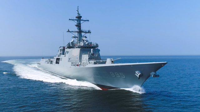 HD현대중공업이 건조해 올해 말 해군에 인도할 예정인 차세대 이지스 구축함(KDX-III Batch-II) 1번함 (정조대왕함)의 시운전 모습.