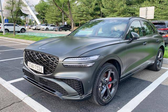 GV70 페이스리프트 스포츠 패키지 모델이 주차된 모습. 과천=강희경 기자