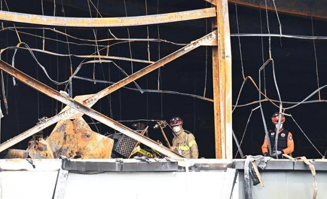 30명의 사상자가 발생한 경기도 화성시 서신면 리튬전지 제조 공장 화재 현장에서 25일 소방대원들이 실종자 수색을 하고 있다. 뉴시스