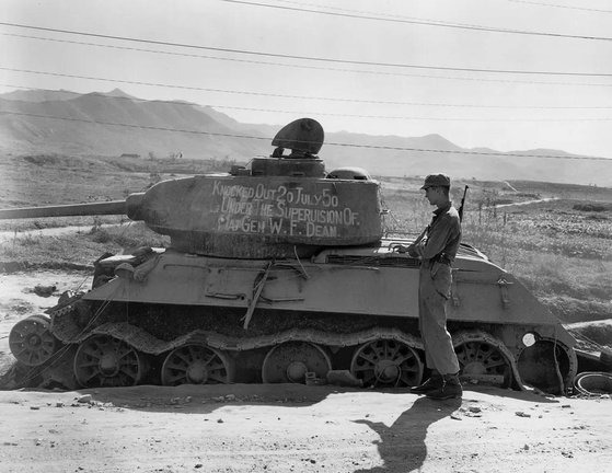 대전 전투 때 미군에 파괴된 북한군 T-34 전차. '7월 20일 딘 사단장이 공격을 지휘했다'는 내용이 페인트로 적혔다. 미 육군