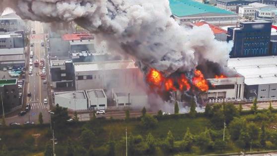 지난 24일 오전 경기 화성시 서신면의 일차전지 제조 업체 공장에서 불이 나 연기와 불길이 치솟고 있다. 연합뉴스
