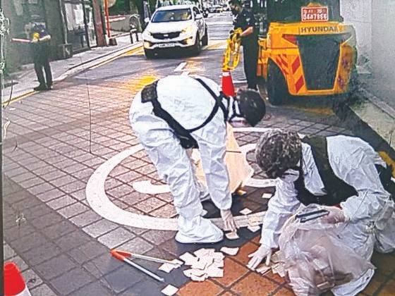 합동참모본부는 북한이 지난 24일 밤 살포한 5차 대남 오물풍선 350여 개를 식별했다고 25일 밝혔다. 우리 군은 북한의 5차 대남 오물풍선 살포에 대응해 대북 확성기 방송 준비를 마쳤으며, 임무가 부여되면 즉시 이를 시행하겠다고 밝혔다.  사진은 서울 성북구 석관동에 낙하된 오염물을 처리하는 모습. 합동참모본부