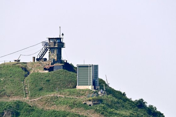 지난 10일 경기 파주시 접경지역 초소에 기존 대북 방송 확성기가 있었던 군사 시설물이 자리하고 있다.   뉴스1