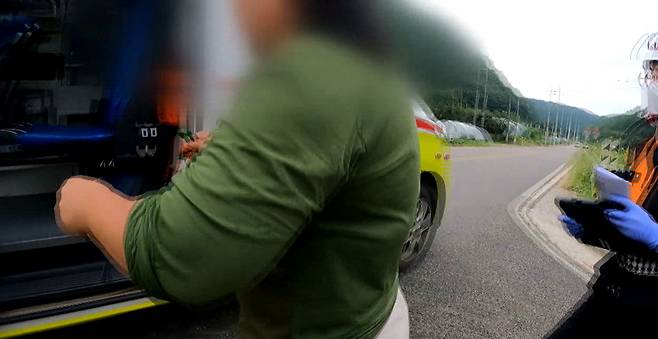 지난해 7월, 충북 괴산에서 뱀에 손가락을 물린 여성이 구급차에 오르고 있다.