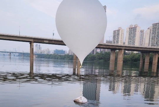 잠실대교 인근에서 발견된 대남 오물풍선. 사진=연합뉴스