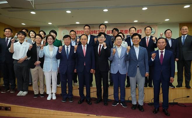 지닌 21일 국회 의원회관에서 열린 대한민국 과학기술 살리기 프로젝트 이공계지원 특별법 개정 토론회에서 국민의힘 의원들이 기념 촬영하고 있다. 연합뉴스