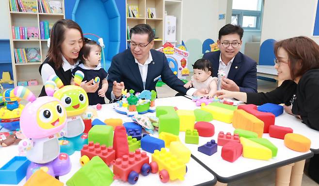 진병영 함양군수(왼쪽에서 두번째)가 장난감도서관 개소식에 참석해 아이를 데리고 나온 주민들과 얘기를 나누고 있다.