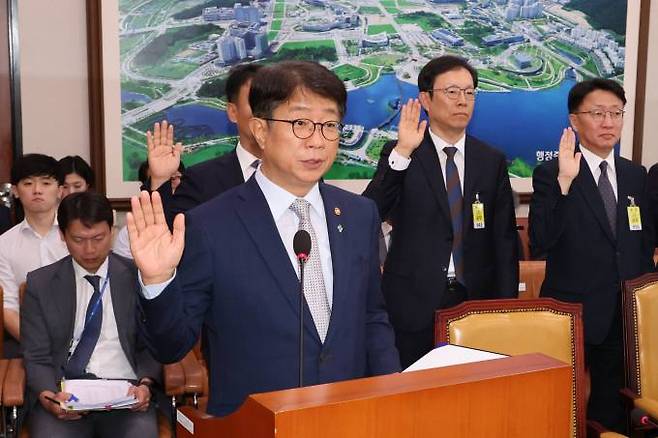  박상우 국토교통부 장관이 25일 오전 국회 국토교통위원회에서 열린 전세사기 피해자 지원 대책 관련 청문회에서 증인선서를 하고 있다. 연합뉴스