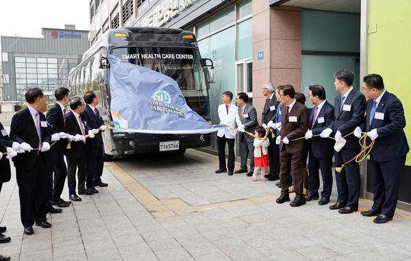 지난 4월 11일 병원 앞에서 지역 및 교계 인사들이 참석한 가운데 진행된 이동검진 차량 현판식 행사 장면. 스마트허브병원 제공