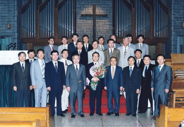 민경배(앞줄 왼쪽 다섯 번째) 박사가 지난 1999년 8월 연세대 루스채플에서 열린 정년 기념 강연 후 기념사진을 촬영하고 있다. 민 박사 제공