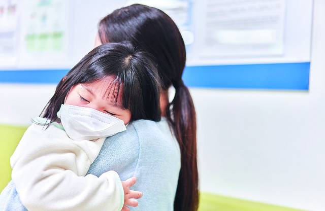 최근 소아·청소년 중심으로 백일해와 마이코플라스마 폐렴 등 호흡기 감염병이 동시에 유행하고 있어 부모의 각별한 관심이 요구된다. 게티이미지뱅크