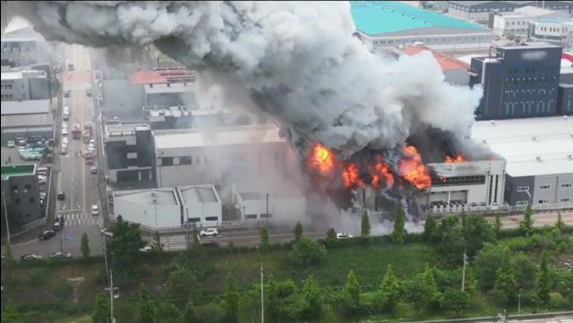 24일 오전 경기 화성시 서신면 아리셀 공장에서 불이 나 연기와 불길이 치솟고 있는 모습. 연합뉴스