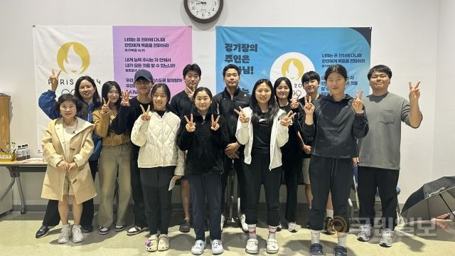 수요예배 참석자들이 지난달 15일 충북 진천 선수촌교회에서 수요예배를 마치고 기념사진을 찍고 있다. 한국올림픽선교회 제공