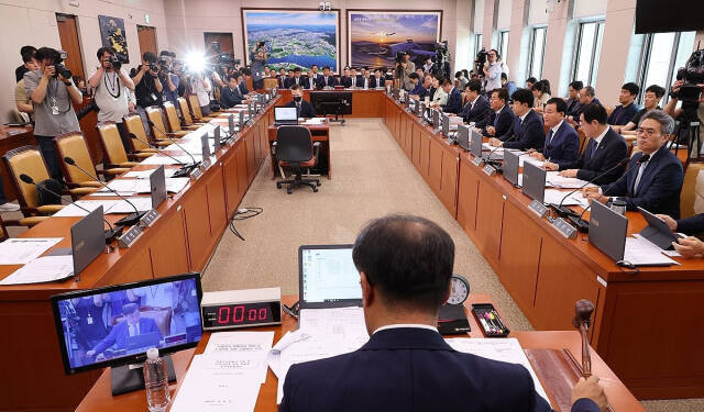 25일 국회 국토교통위원회에서 여당 위원들이 불참한 가운데 열린 전세사기 피해자 지원 대책 관련 청문회가 열리고 있다. 연합뉴스